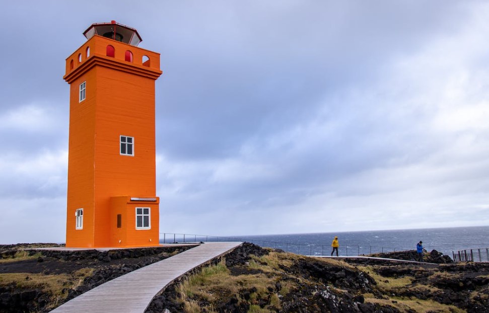 islandia faro naranja